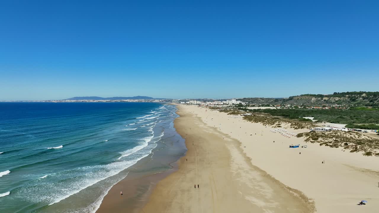 drone volando bajo por la playa en costa da caparica, portugal