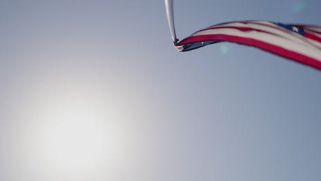 Die-Amerikanische-Flagge-An-Einer-Stange-Gegen-Den-Blauen-Himmel-Schwenken