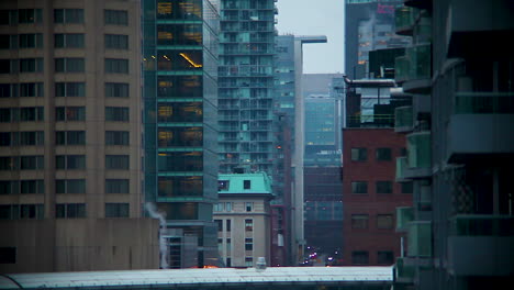 cronogramas de tráfico de toronto durante un día de trabajo de invierno al anochecer