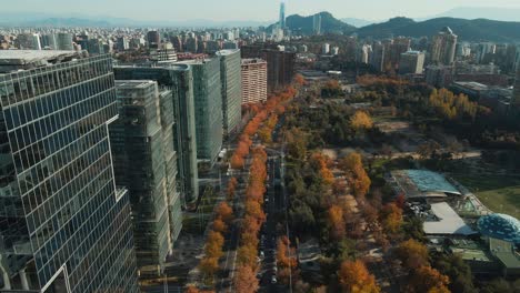 vista aérea del parque araucano en colores otoñales con horizonte de santiago, chile