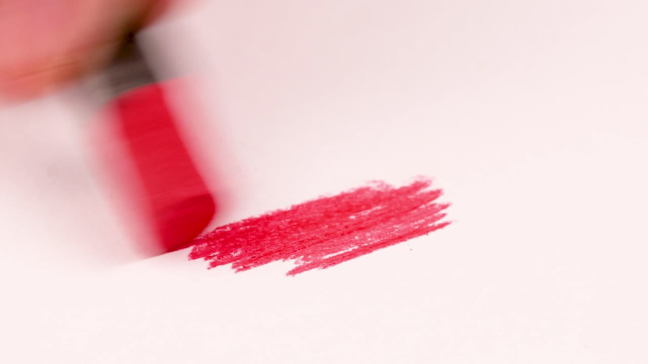 종이에 빨간 크레용으로 그리기