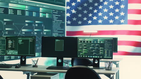 un entorno cibernético vacío con la bandera estadounidense en una gran pantalla.
