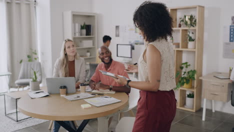 gerente de marketing mujer confiada con su equipo
