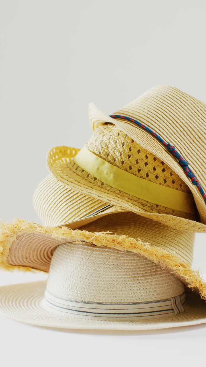 video vertical de primer plano de sombreros sobre un fondo blanco