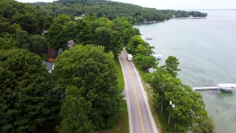 Eine-Drohne-Nähert-Sich-Einem-Geparkten-Fahrzeug-Auf-Der-Seite-Des-Peninsula-Drive