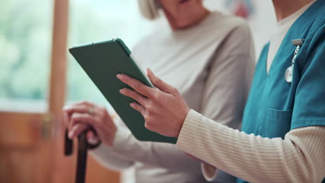 Hände,-Krankenschwester-Oder-Tablet-Für-ältere-Frau