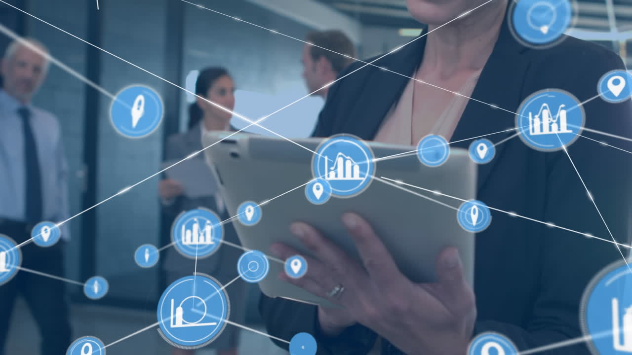 animación de una red de iconos digitales contra una feliz mujer de negocios caucásica que usa una tableta en la oficina