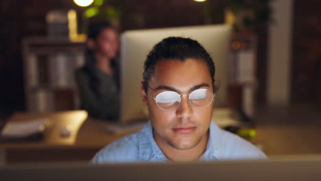 cara, computadora y noche con un hombre en el trabajo