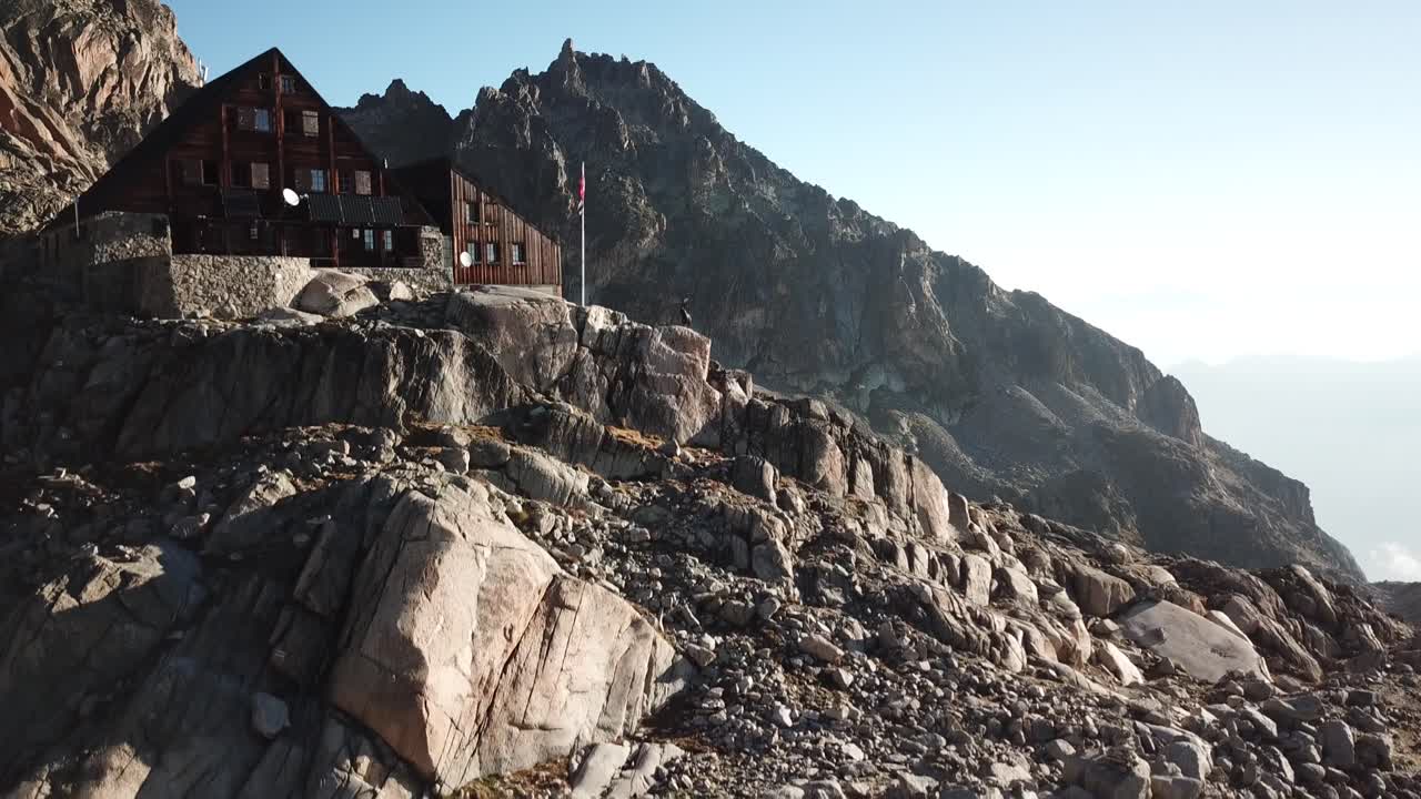 Orny-hytte i de schweiziske alper med klippefyldte bjerge under en solnedgang.