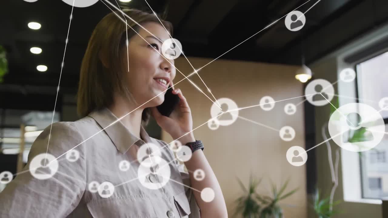 animación de iconos de los medios sobre una mujer de negocios asiática sonriente que usa un teléfono inteligente