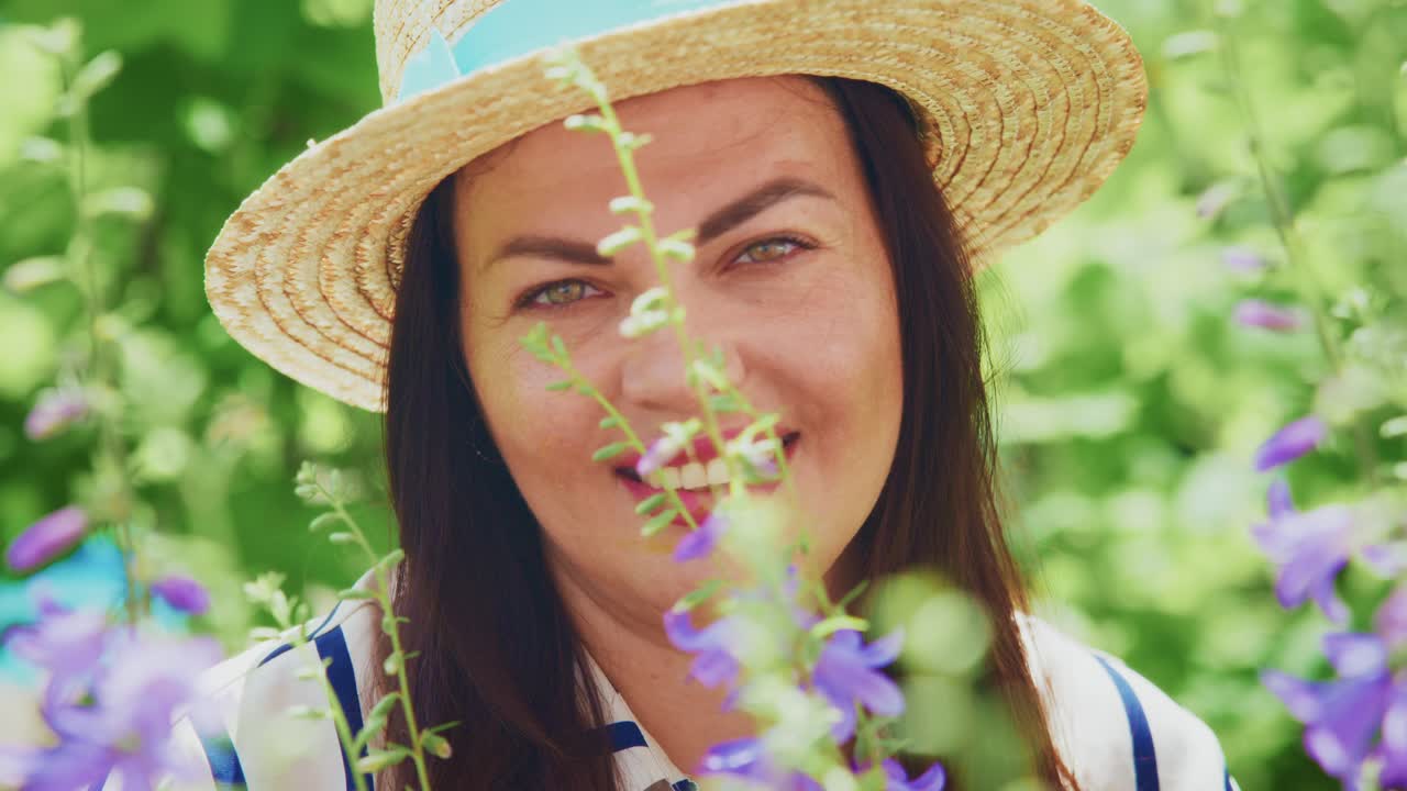 mujer en un jardín con flores