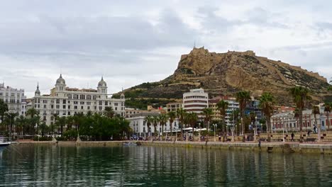 Lapso-De-Tiempo-En-El-Puerto-Deportivo-De-Alicante,-España,-En-Un-Día-Nublado