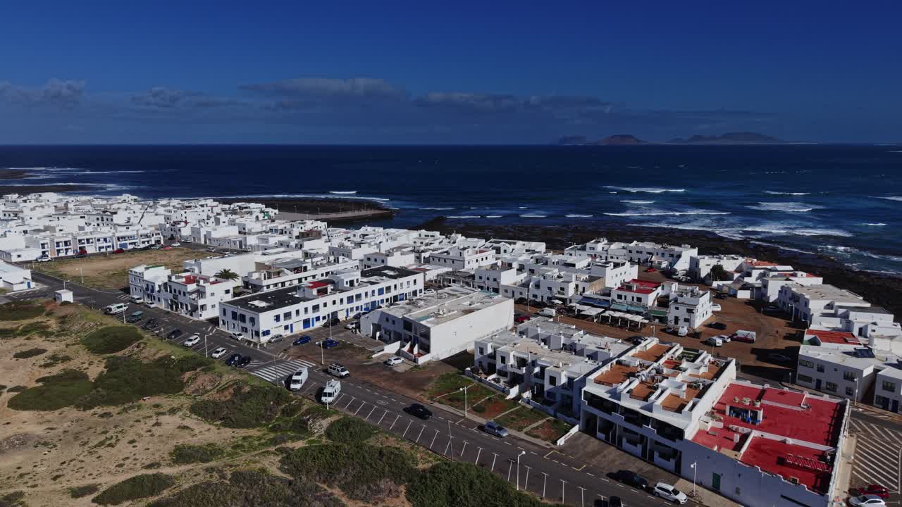 Vista costiera di Lanzarote con edifici bianchi sul mare.