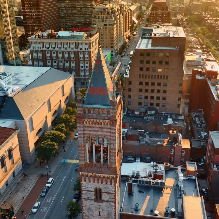 L'ora d'oro a Boston, Massachusetts, USA. Drone in volo sopra la torre della Old South Church.
