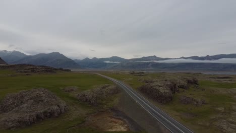 Leere-Autobahn-In-Island-Berglandschaft,-Luftanflug