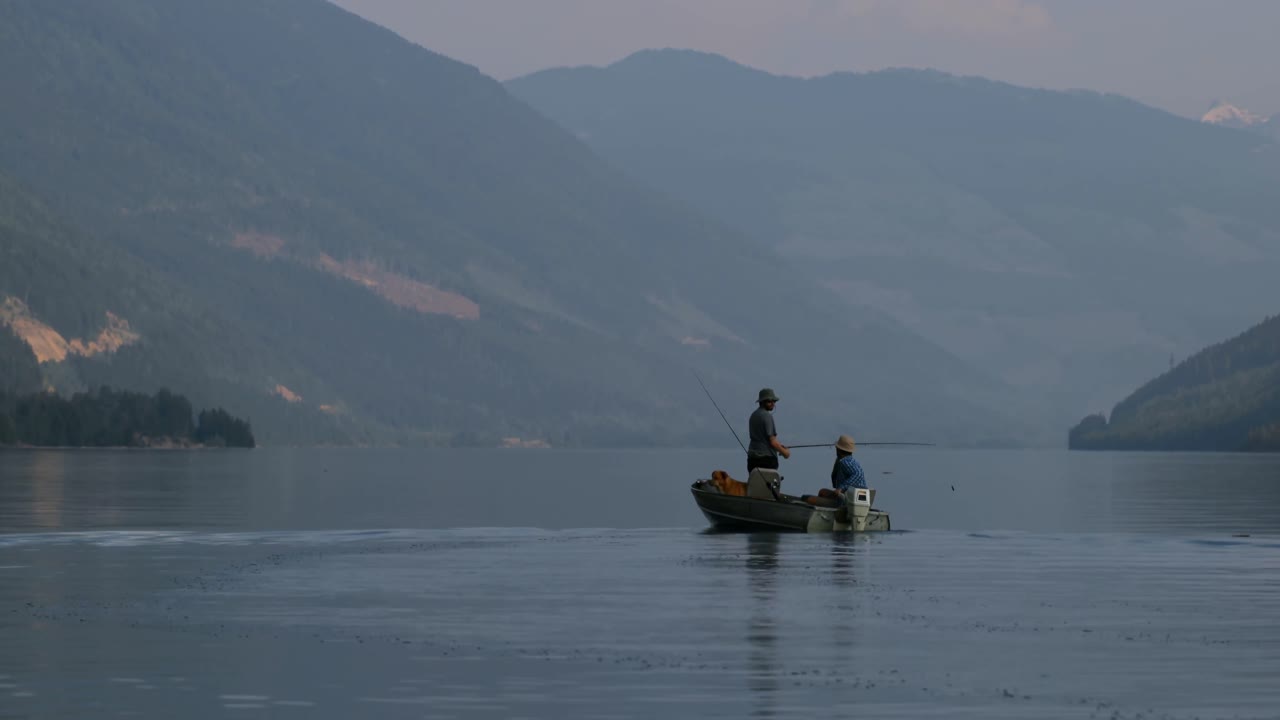 Dua pemancing memancing di sungai 4k