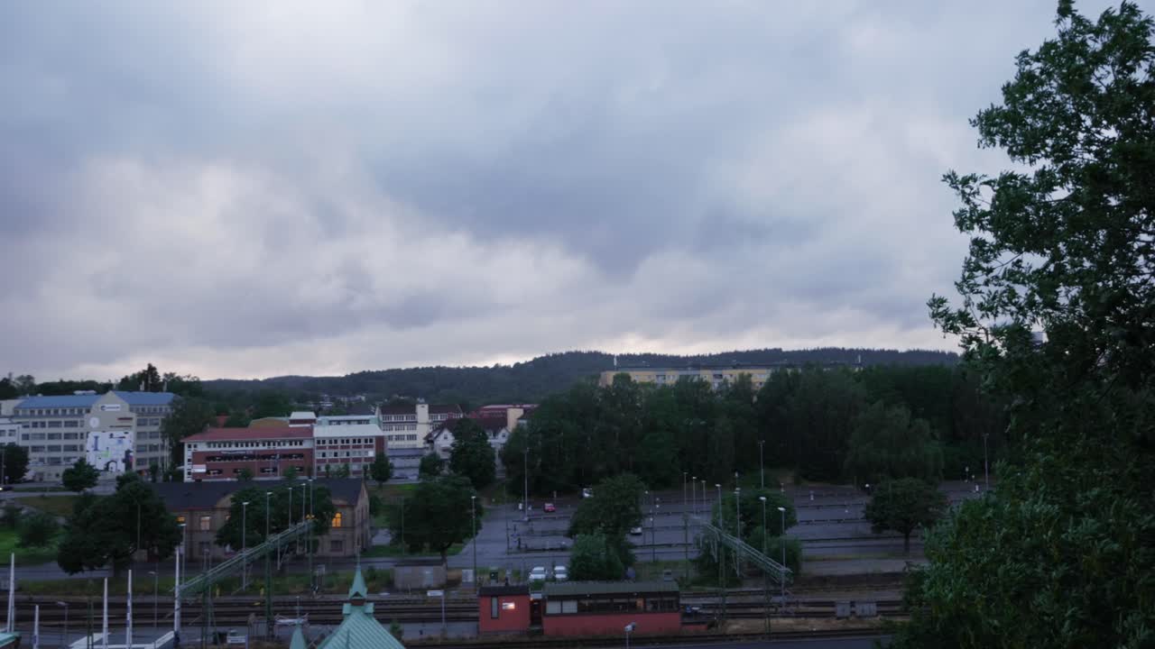 toma de paisaje de boras suecia en la estación central y el bosque en el fondo en una noche gris y nublada