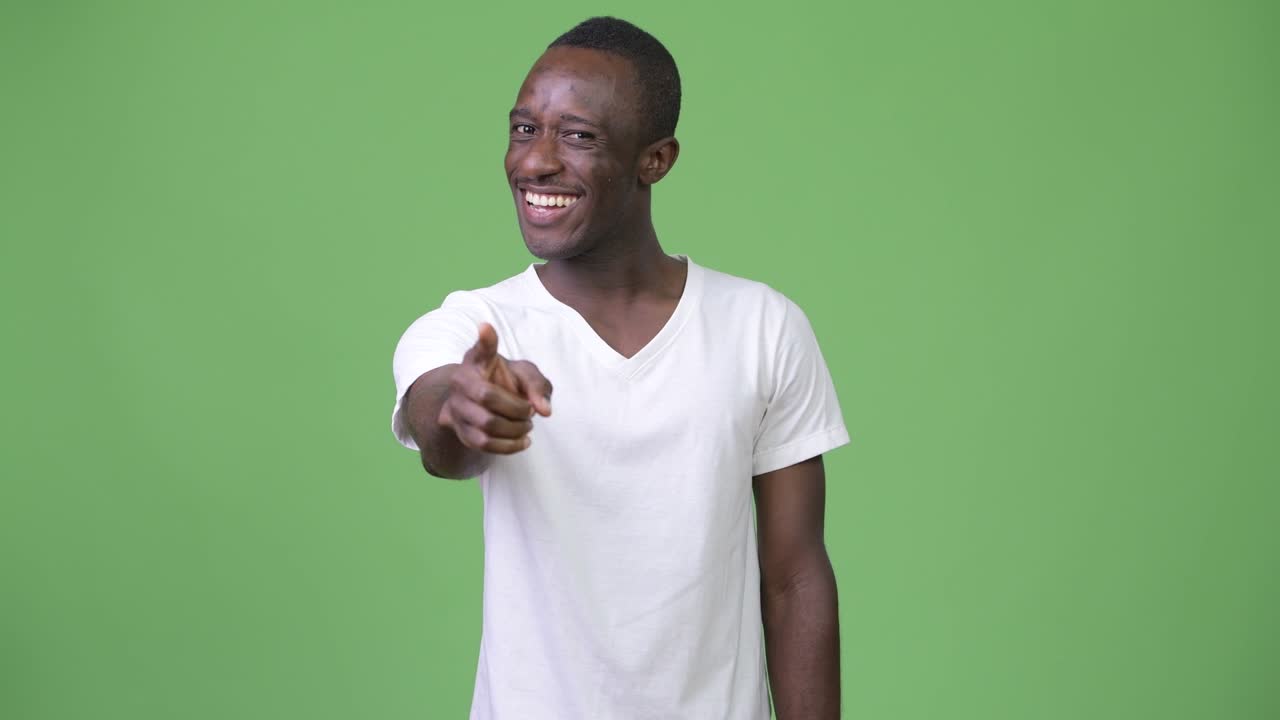 joven africano apuntando a la cámara