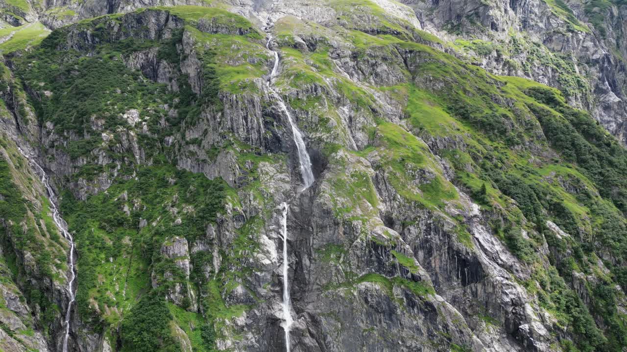 Fiume con alcune cascate, montagne rocciose molto ripide nelle Alpi svizzere, Obwald, Engelberg
