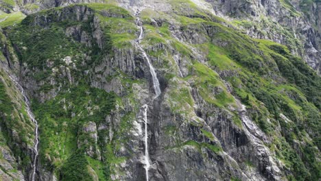 Río-Con-Pocas-Cascadas,-Realmente-Paso-Montañas-Rocosas-En-Los-Alpes-Suizos,-Obwald,-Engelberg