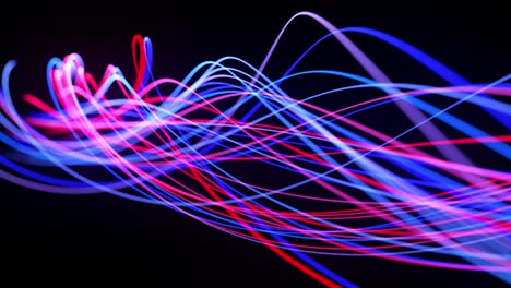 flusso di luce bg in 4k. sfondo a anello astratto con tracce di luce, flusso di linee di neon rosso-blu nello spazio si muove per formare forme a spirale a anello. sfondo di design di movimento moderno alla moda.