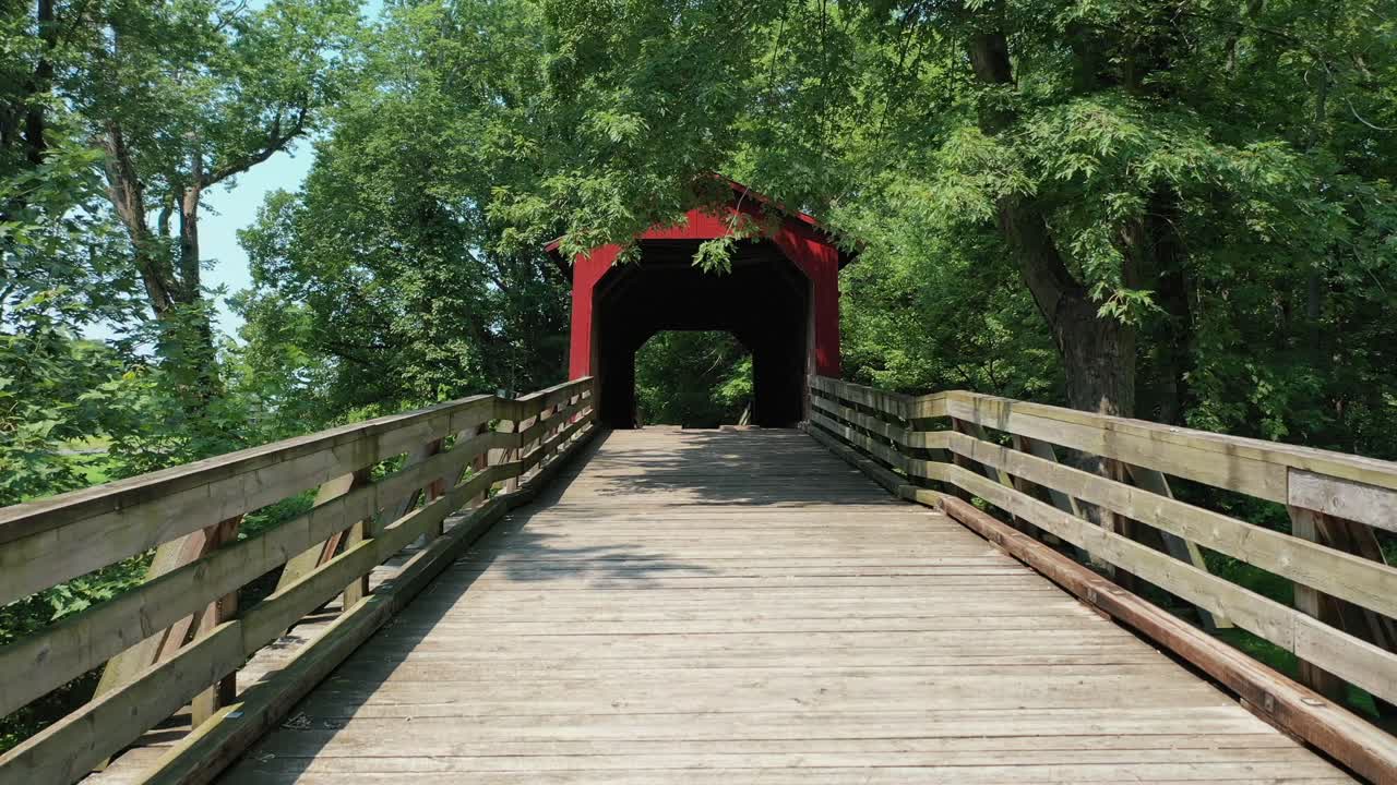 puente cubierto rojo en illinois