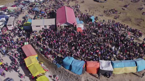 Tagesdrohne-Erfasst-Bürger,-Die-Sich-Zum-Tayta-Shanti-Festival-Auf-Dem-Berg-Huaytapallana-In-Huancayo,-Peru,-Versammeln