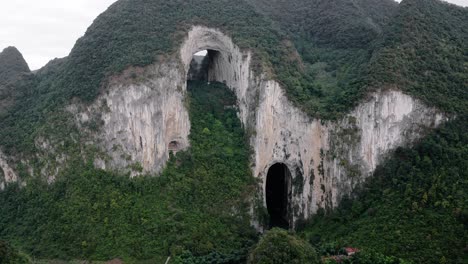 montaña kárstica china, gran arco natural del valle de getu, vista aérea