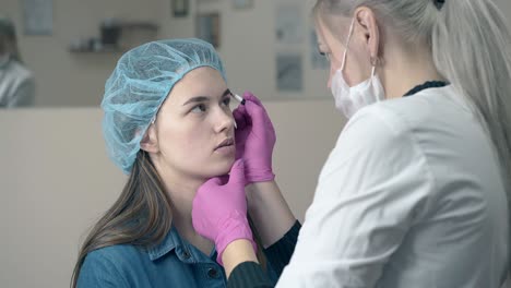 La-Señora-Se-Somete-A-Un-Procedimiento-De-Maquillaje-Permanente-Para-Cejas-En-El-Salón.