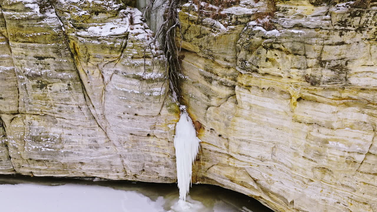 grabación de drones explorando el paisaje invernal del parque estatal de roca hambrienta