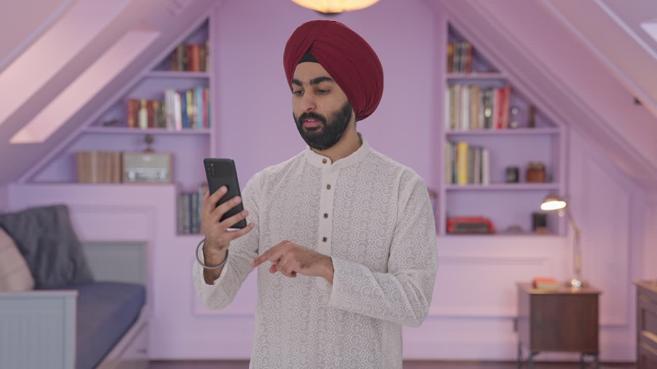 hombre indio sikh hablando en video llamada