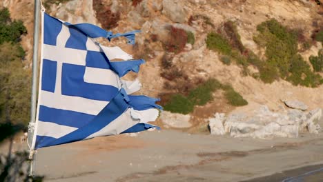 Zerfetzte-Griechische-Flagge-Weht-Im-Wind-In-Zeitlupe