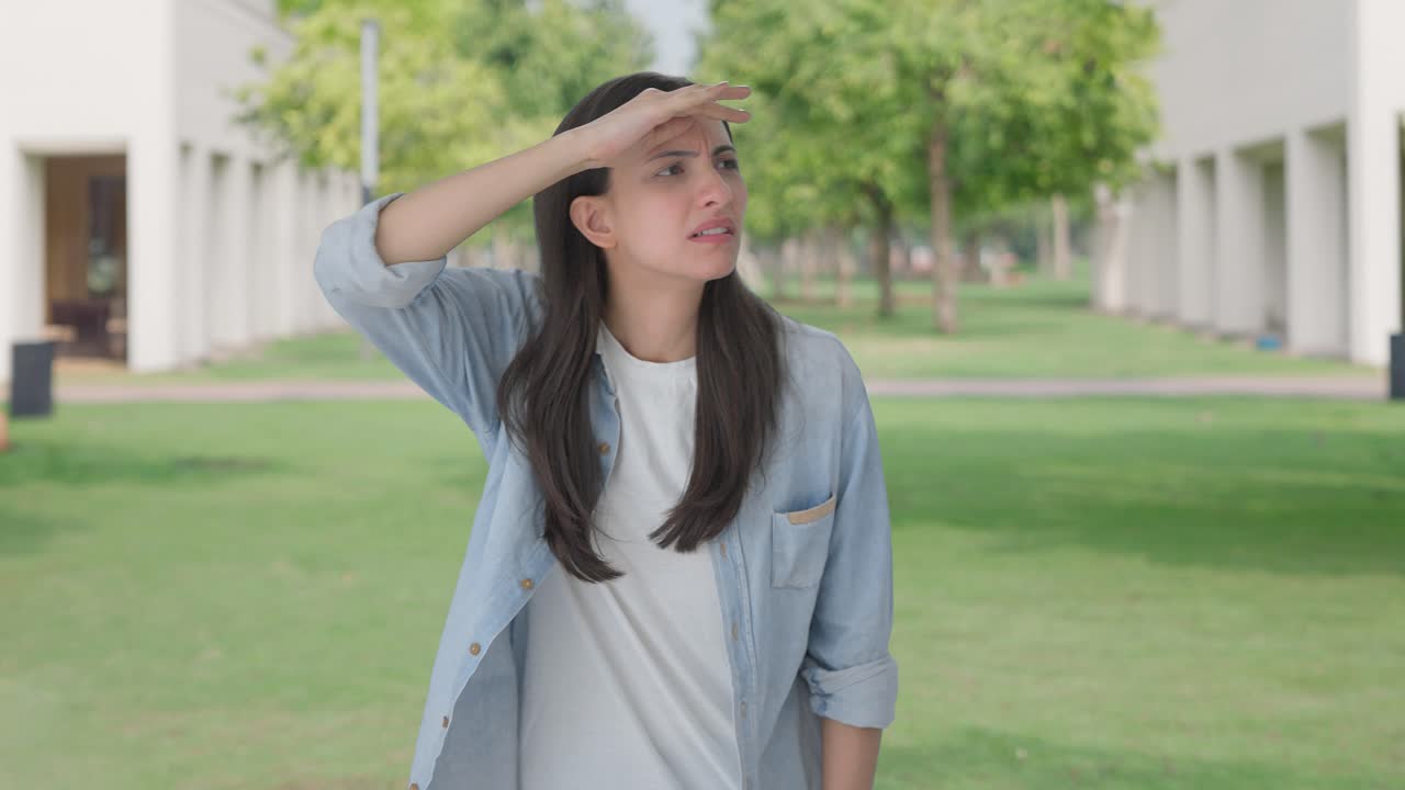 누군가를 찾고 있는 혼란스러운 인도 소녀