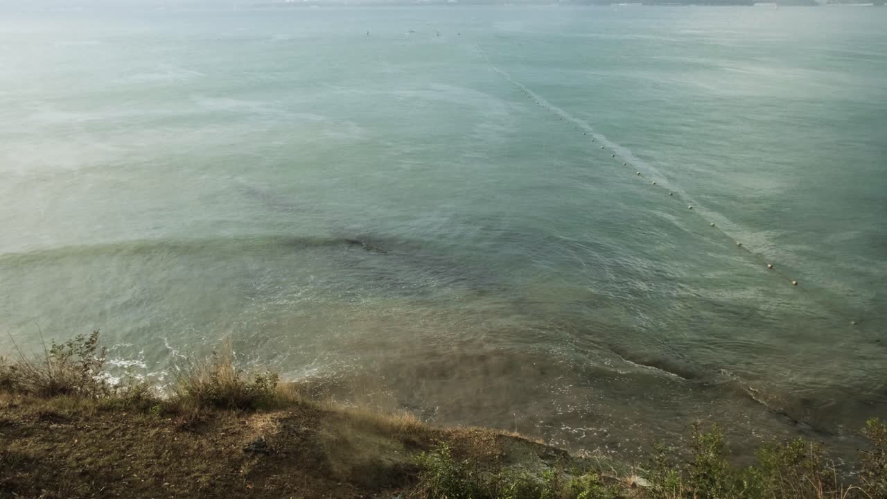 바다의 파도와 보이의 해안 풍경