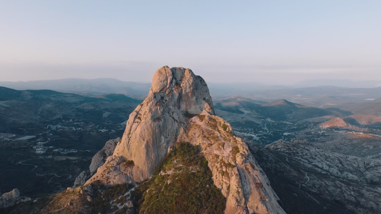 vista aérea de peña de bernal, querétaro, toma cinematográfica de méxico