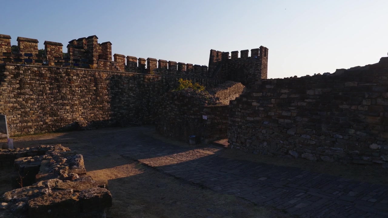 Mura storiche di fortezza in pietra e architettura medievale a Veliko Tarnovo, Bulgaria, sotto la luminosa luce solare estiva