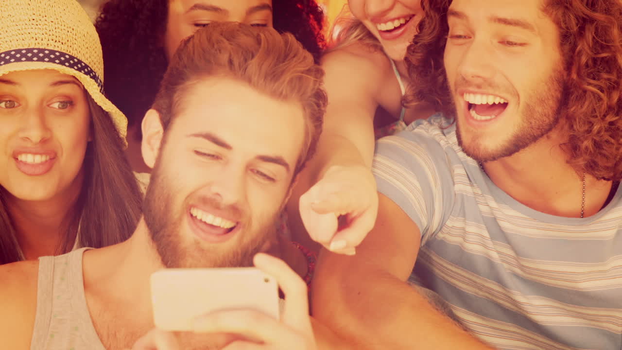 캠핑 밴 에서 셀피 를 찍는 스터 들