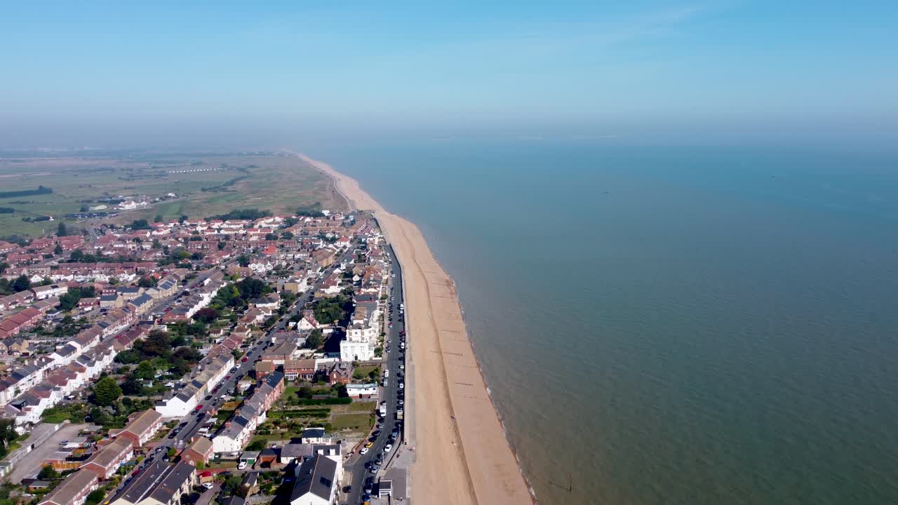 vista aérea a lo largo del paseo marítimo de deal beach en kent con la ciudad a la vista