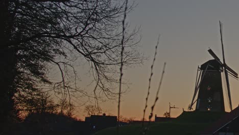 Wunderschöner-Zeitraffer-Einer-Historischen-Windmühle-Bei-Sonnenuntergang