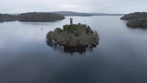 맥더모트 성 (mcdermott castle) 은 아일랜드 로스코몬 (roscommon) 의 로그 키 (lough key) 에 있는 섬에 있는 성으로, 평온한 바다로 둘러싸여 있다.