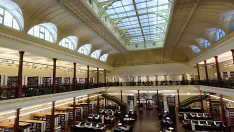 vista panorámica del interior de la biblioteca de melbourne