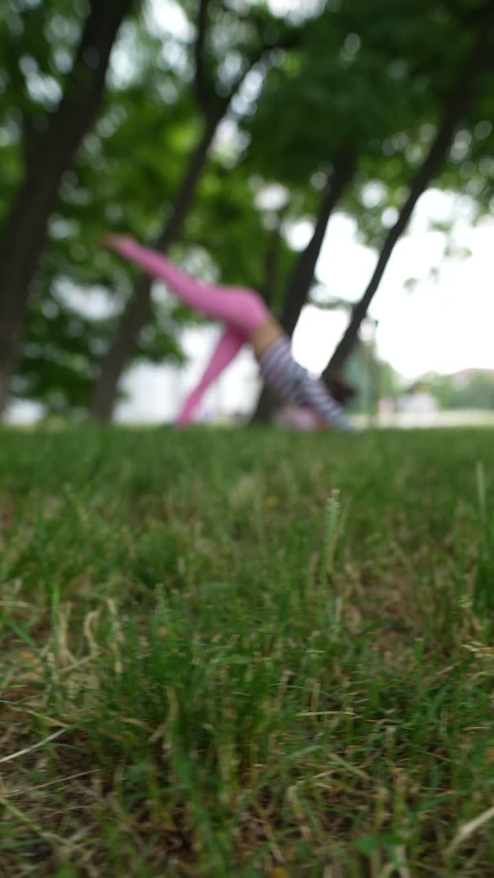 mujer haciendo yoga en un parque