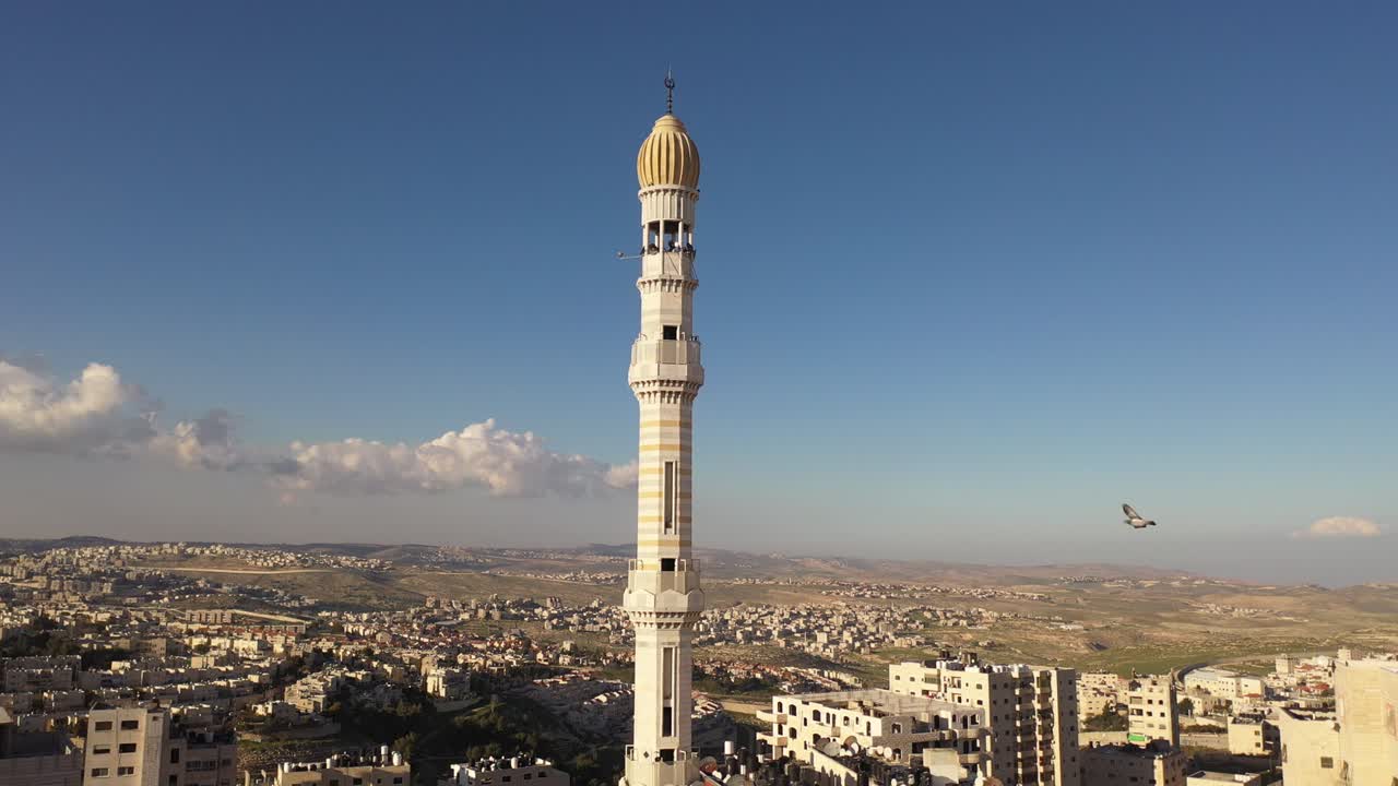 torre de la mezquita en el campamento de refugiados de anata, jerusalén, vista aérea
