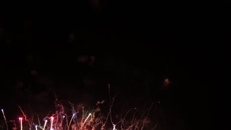los fuegos artificiales vibrantes de pattaya