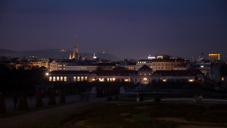 Vista-Nocturna-Del-Palacio-Belvedere,-Viena