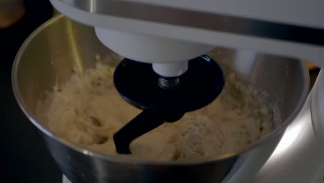 mezclando la harina sin gluten con la leche y la levadura con la ayuda de un ayudante de cocina