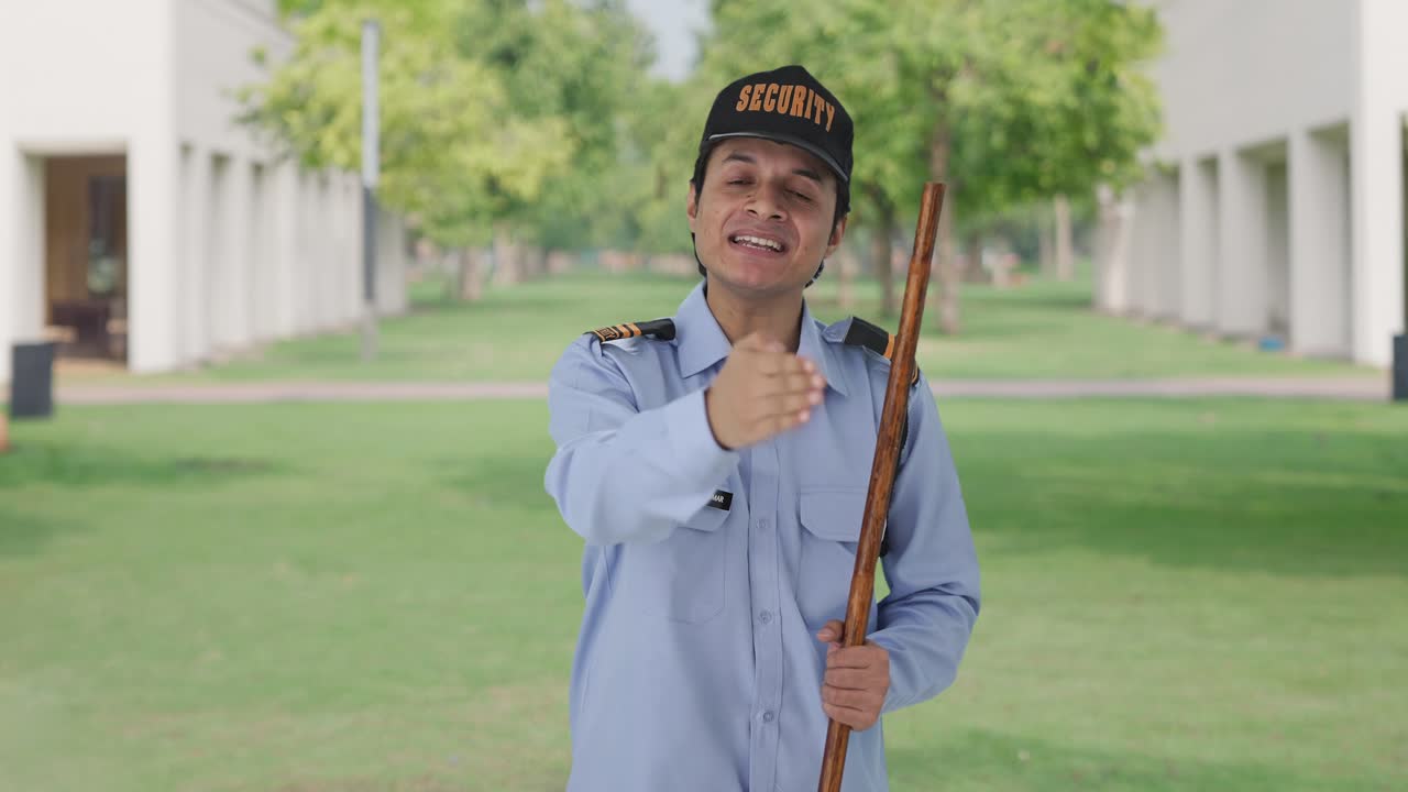 화난 인도 경비원 이 누군가 에게 소리 지르고 있다