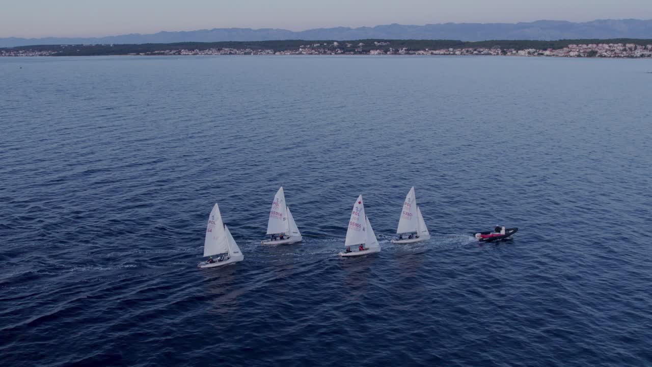 Barche a vela che navigano al tramonto nelle acque adriatiche vicino a Zara