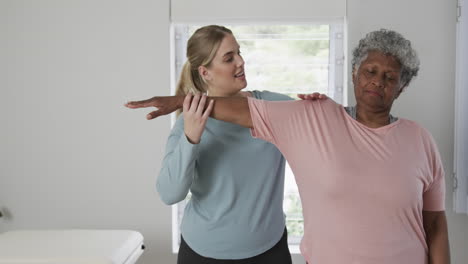 Fisioterapeuta-Femenina-Caucásica-Con-Mujer-Mayor-Haciendo-Ejercicio,-Espacio-Para-Copiar,-Cámara-Lenta