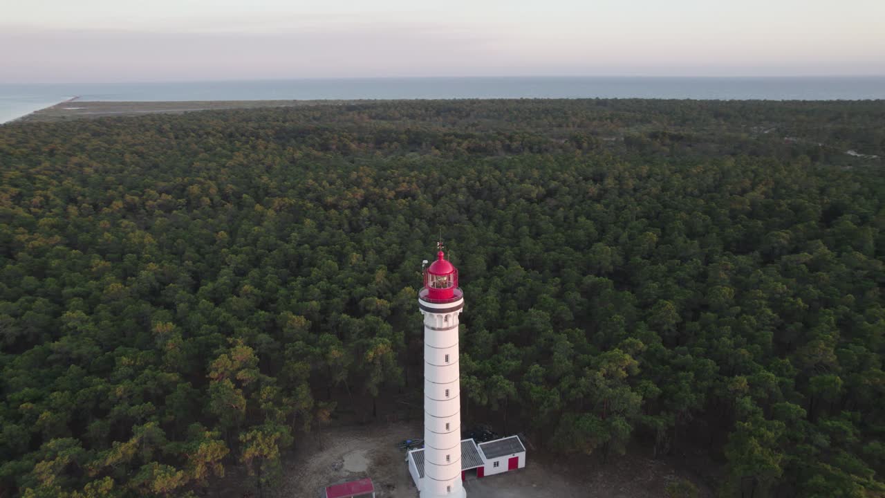 빌라 레알 데 산토 안토니오 등대 주변의 공중 원형 돌리